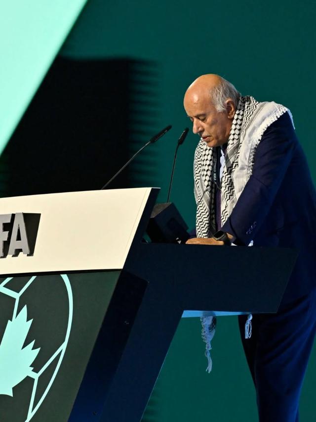 Presiden Federasi Sepak Bola Palestina (PFA), Jibril Rajoub, menolak untuk berjabat tangan dengan Wakil Presiden Federasi Sepak Bola Israel (IFA), Basim Sheikh Suliman, dalam Kongres FIFA ke-76 di Vancouver, Kanada, pada Kamis (30/5/2026).