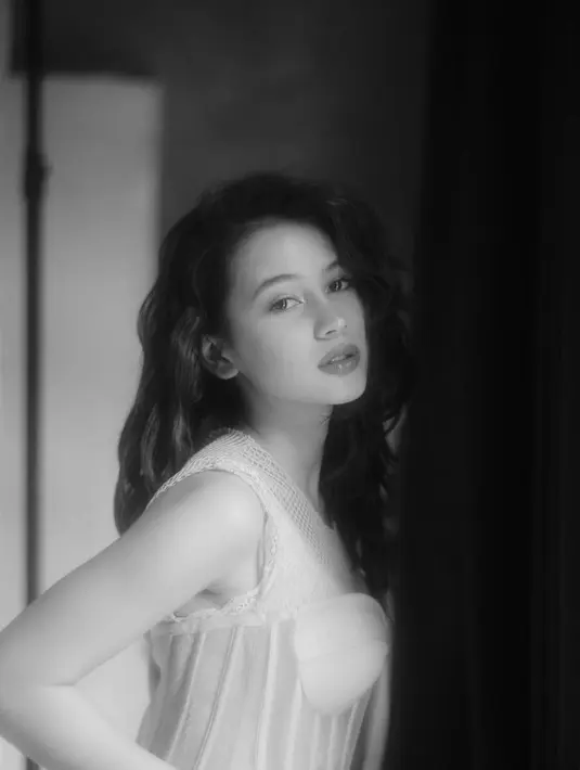 Potret dalam hitam putih ini mendapat banyak pujian dari warganet [@sandrinna_11]