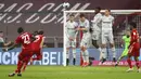 Pemain Bayern Munchen David Alaba melakukan tendangan bebas saat melawan Bayer Leverkusen pada pertandingan Bundesliga di Stadion Allianz Arena, Munchen, Jerman, Selasa (20/4/2021). Bayern Munchen menang 2-0. (AP Photo/Matthias Schrader, Pool)