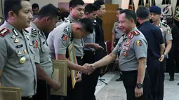Kapolri Jenderal Tito Karnavian memberi penghargaan kepada tim gabungan pengungkapan 1,6 ton narkoba jenis sabu di Mabes Polri, Jakarta, Selasa (27/3). Acara ini dihadiri pimpinan media, Dewan Pers, dan juga KPI. (Liputan6.com/JohanTallo)