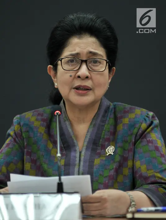 Menteri Kesehatan Nila Moeloek memberi keterangan saat menggelar konpers di gedung Kemenkes, Jakarta, Senin (7/1). Dari 2.218 rumah sakit, baru sebanyak 1.759 rumah sakit yang sudah melakukan akreditasi. (Merdeka.com/Iqbal S. Nugroho)