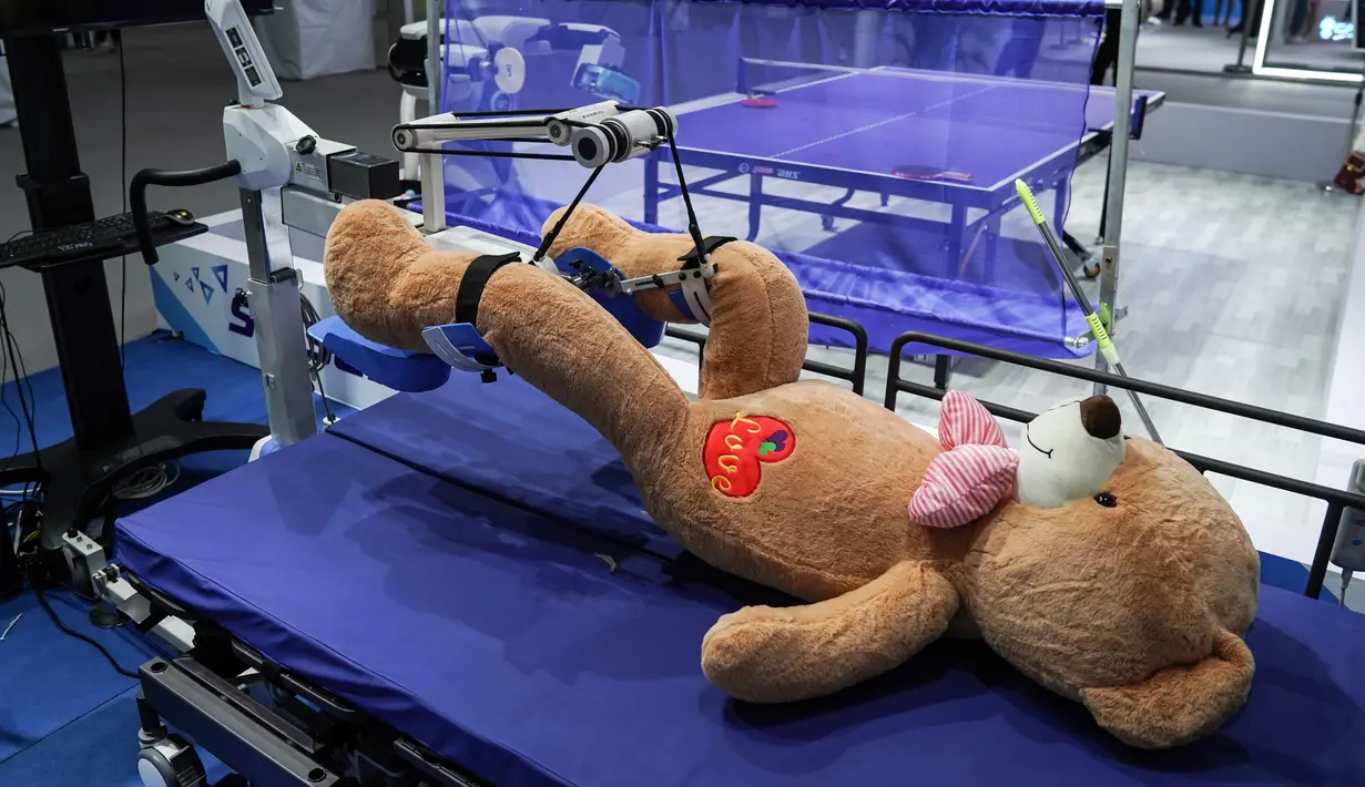 Robot rehabilitasi bekerja di paviliun pameran outdoor di dekat China National Convention Center, lokasi penyelenggaraan CIFTIS, di Beijing Olympic Park di Beijing, China (1/9/2020). CIFTIS, platform utama untuk perdagangan jasa di China, akan dihelat pada awal September di Beijing. (Xinhua/Peng Ziy