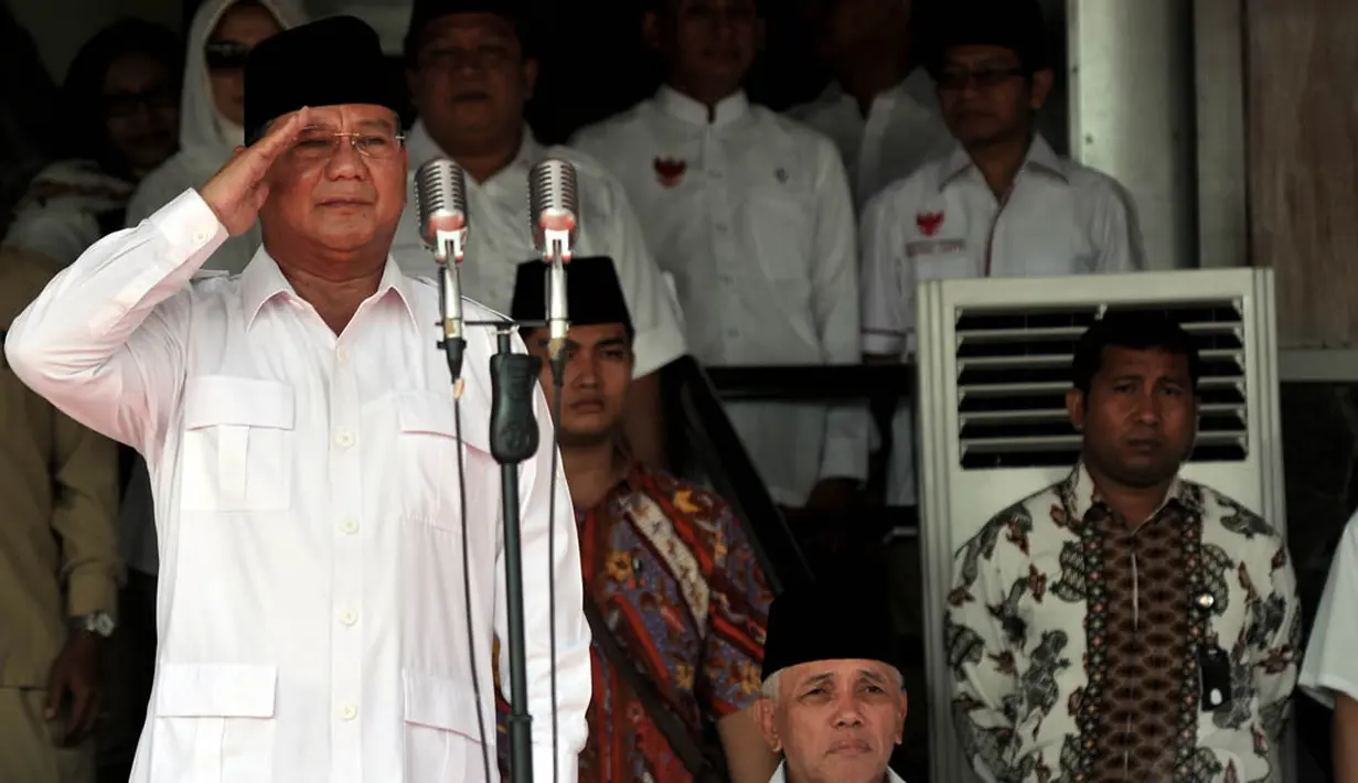 Prabowo Subianto melaksanakan upacara kemerdekaan di Nusantara Polo Club, Bogor, Minggu (17/8/14). (Liputan6.com/Johan Tallo)