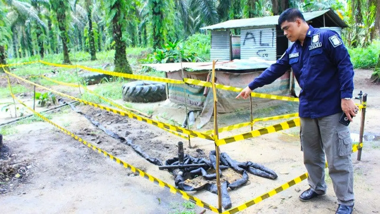 Pipa sambungan yang dibuat sindikat pencurian minyak mentah dari pipa milik PT Chevron ke mobil tangki.