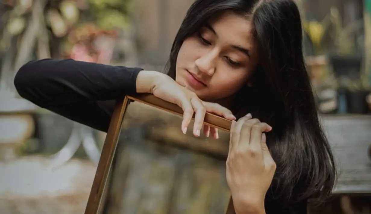 Kecantikan Keisya Levronka membuatnya populer di Instagra,. Hingga sekarang, gadis asal Malang tersebut sudah mendapatkan 479 ribu followers di Instagram. Gaya fotonya yang selalu candid sukses membuat banyak netizen memujinya. (Liputan6.com/IG/@keisyalevronka)