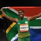 Pelari jarak menengah asal Afrika Selatan, Caster Semenya dilarang berlomba karena masalah hormon. (Foto: Saeed Khan / AFP)