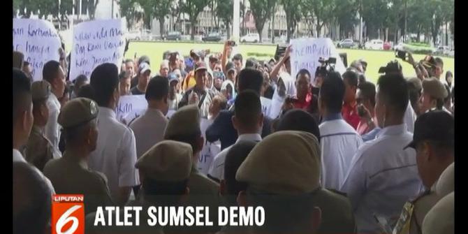 Puluhan Atlet di Sumsel Protes Penggembokan Tempat Berlatih di JSC