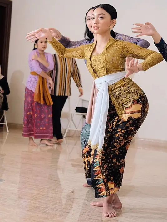 Kebaya khas Bali dengan obi akan mempertegas bentuk pinggang, seperti saat Naura sedang berlatih tari Bali ini (Foto: Instagram @naura.ayu)