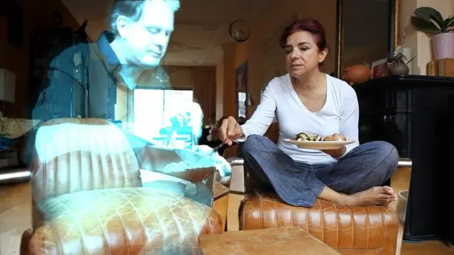 Wanita Pertama Nikahi Hologram