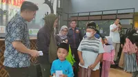 Pengurus Himpunan Pramuwisata Indonesia (HPI) Cirebon menggelar aksi sosial bersama pengelola restauran Himas Cirebon. Foto (Liputan6.com / Panji Prayitno)