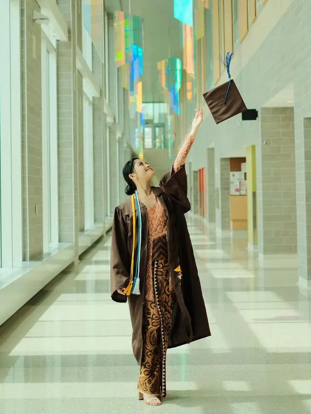 6 Potret Yoriko Angeline Resmi Lulus dari Western Michigan University, Tampil Menawan