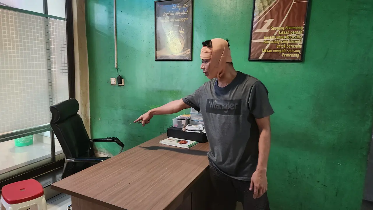 Korban penganiayaan menunjukan lokasi penganiayaan yang dilakukan oknum ormas di rumahnya yang menjadi tempat usaha di wilayah Beji, Depok.