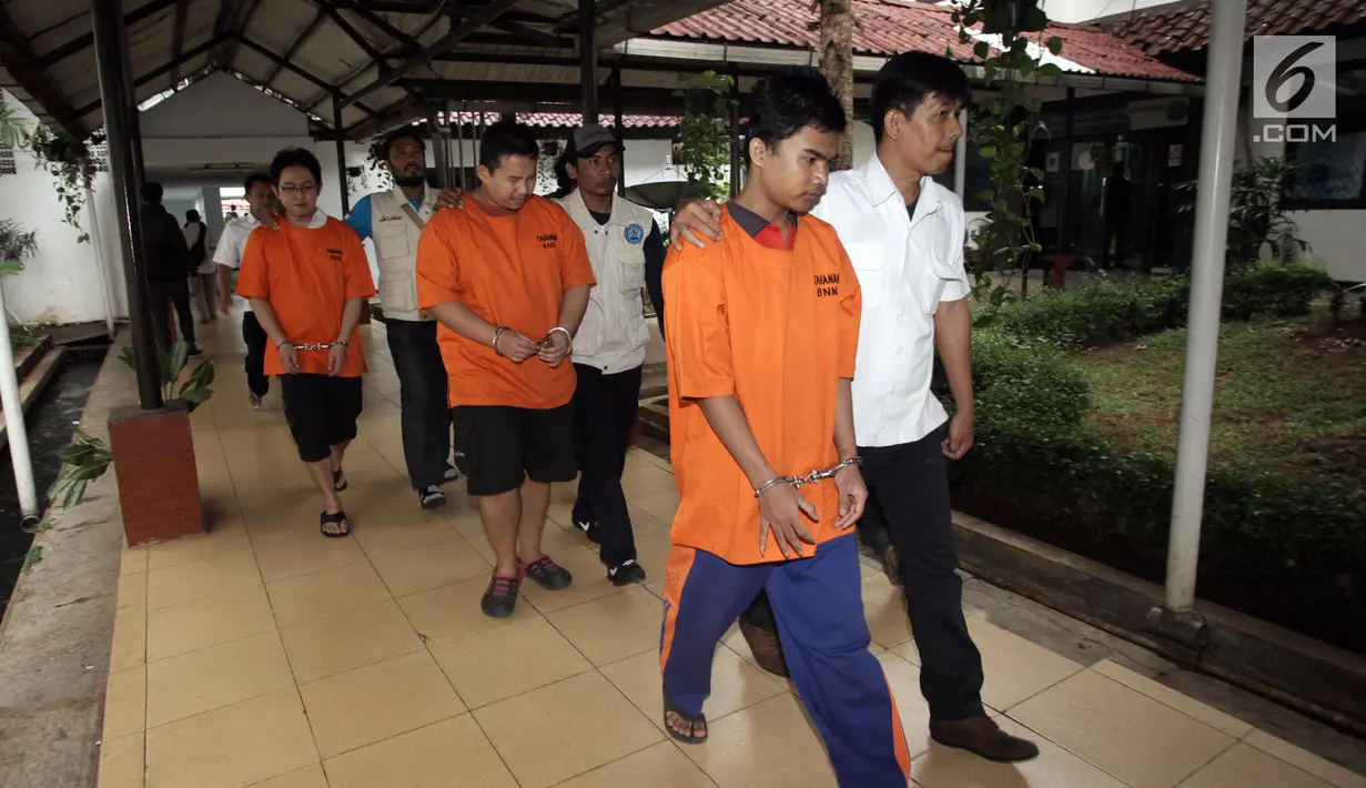 Para tersangka seusai rilis kasus tindak pidana pencucian uang (TPPU) di kantor BNN, Jakarta, Rabu (17/1). BNN membongkar TPPU hasil kejahatan narkoba yang melibatkan Kepala Rutan kelas II B Purworejo berinisial CAS. (Liputan6.com/Arya Manggala)