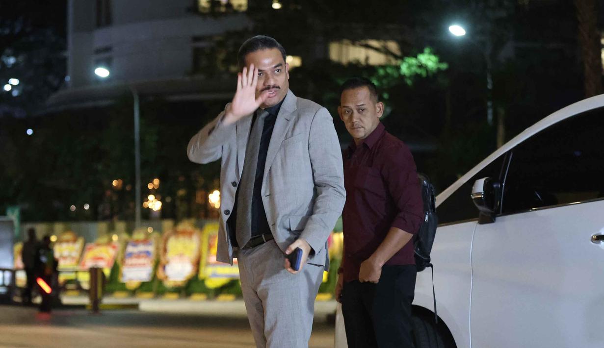 Menteri Usaha Mikro, Kecil, dan Menengah (UMKM) Republik Indonesia, Maman Abdurrahman (kiri) saat tiba di lobby Hotel Raffles, Jakarta, untuk menghadiri resepsi pernikahan anak kedua musisi sekaligus kader Partai Gerindra Ahmad Dhani, El Rumi dan Syifa Hadju, Minggu 26 April 2026 malam. (Kapanlagi.com/Budy Santoso)