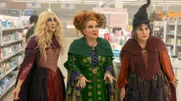 Gambar yang dirilis oleh Disney ini menunjukkan Sarah Jessica Parker (kiri) sebagai Sarah Sanderson, Bette Midler (tengah) sebagai Winifred Sanderson, dan Kathy Najimy (kanan) sebagai Mary Sanderson dalam film Hocus Pocus 2. Film ini adalah sequel dari Hocus Pocus besutan sutradara Kenny Ortega yang tayang perdana pada 1993. (Matt Kennedy/Disney via AP)