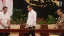 Presiden Joko Widodo didampingi Kepala Staf Kepresiden Moeldoko dan Mensesneg Pratikno usai menyampaikan keterangan terkait revisi UU KPK di Istana Negara, Jakarta, Jumat (13/9/2019). (Liputan6.com/HO/Kurniawan)