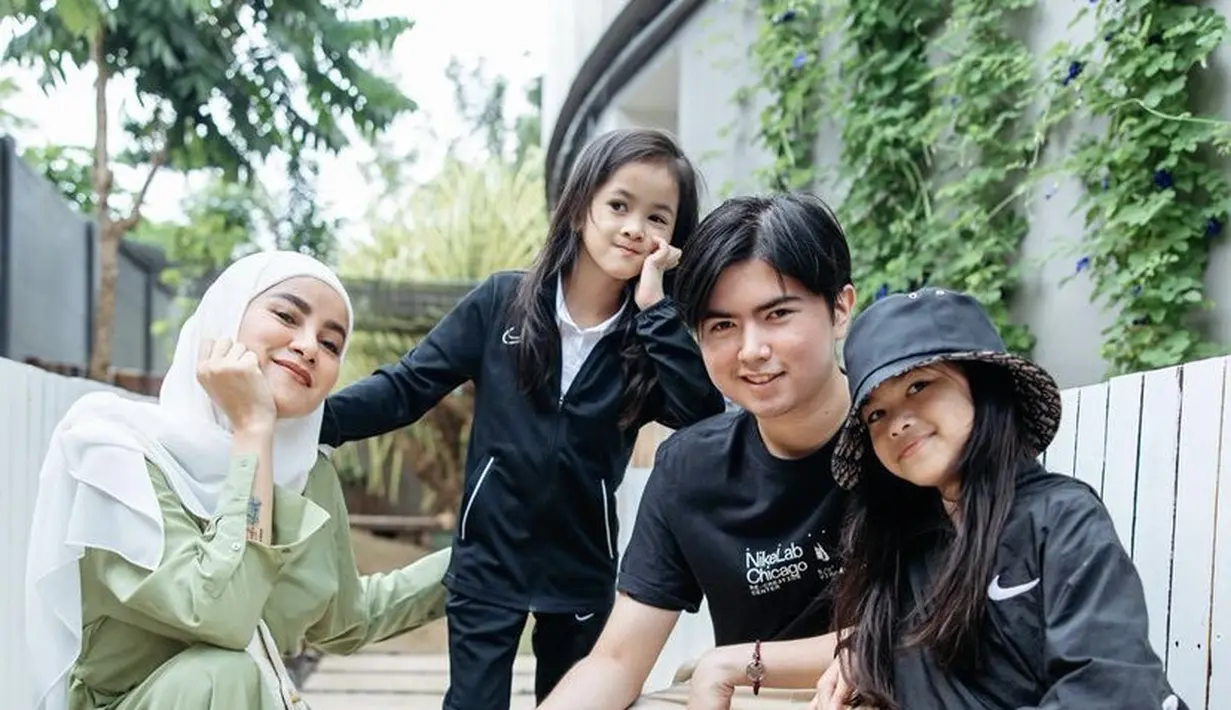 Olla juga terlihat mengenakan dress hijau lengan panjang yang dipadukan kerudung putihnya. [Instagram/@ollaramlan]