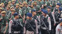 Ratusan personil pengamanan melakukan apel di Bundaran HI, Jakarta, Minggu (1/5). Sebanyak 8.153 petugas dari Polri, TNI, Satpol PP, dan Dinas Perhubungan dikerahkan untuk mengamankan peringatan May Day 2016. (Liputan6.com/Angga Yuniar)