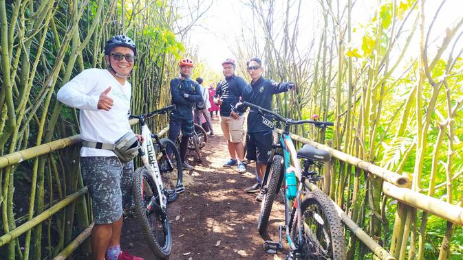 Salah satu trek medan tanah berpasir menuju kawasan puncak Bukit Parama Satwika, Garut, Jawa Barat menjadi tujuan pegowes. (Liputan6.com/Jayadi Supriadin)