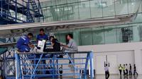 Teknisi melakukan perawatan pesawat di hanggar terbesar di dunia milik PT Garuda Maintenance Facility di area Bandara Soekarno-Hatta, Tangerang, Senin (28/9). Pembangunan hanggar ini menelan biaya puluhan juta dolar AS.(Liputan6.com/Angga Yuniar)
