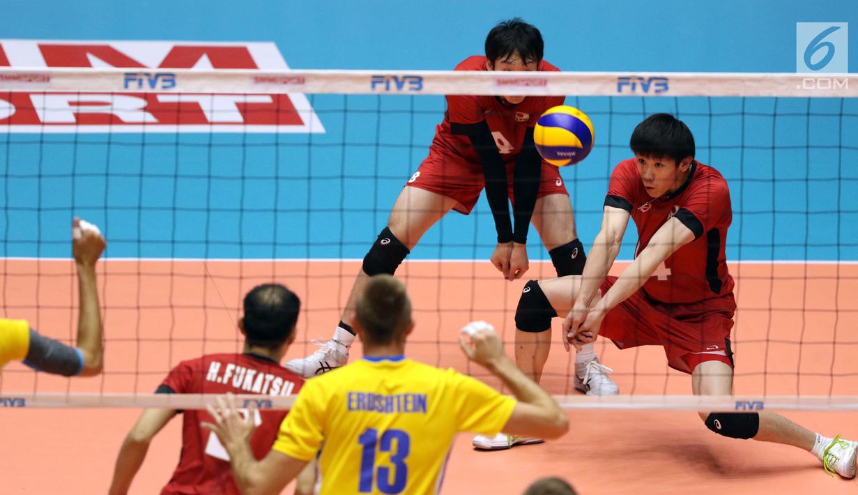 Pemain Timnas voli putra Jepang, Yuki Ishikawa menahan bola saat melawan Kazakhstan pada 8 besar grup E Kejuaraan Voli Asia 2017 di GOR Tri Dharma, Gresik, Kamis (27/7). Jepang unggul 3-0 (25-18, 25-19, 25-23). (Liputan6.com/Helmi Fithriansyah)