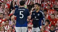 Gelandang Manchester United asal Brasil #18, Casemiro (kanan), merayakan gol pertamanya dalam pertandingan leg pertama semifinal Liga Europa UEFA antara Athletic Club Bilbao dan Manchester United di stadion San Mames di Bilbao, Jumat dini hari WIB (2-5-2025). (ANDER GILLENEA/AFP)