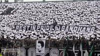 Ungkapan duka Slemania dan BCS untuk almarhum Gandhang dilakukan pada pertandingan PSS versus Persiba Bantul di Stadion Maguwoharjo, Sleman (23/5/2016). (Bola.com/Romi Syahputra)