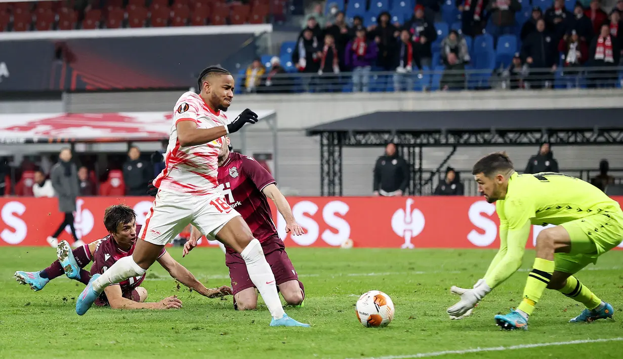 Dia adalah Christopher Nkunku dari RB Leipzig. Pemain jebolan akademi PSG itu tidak hanya tajam di depan gawang lawan namun juga piawai memberikan umpan kepada rekannya. (AFP/ Ronny Hartmann)