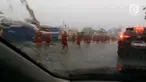 Penduduk lokal di wilayah Cavite, Filipina melakukan ritual keagamaan ditengah Topan Josie. Topan josie telah melanda wilayah utara Filipina selama sepekan.