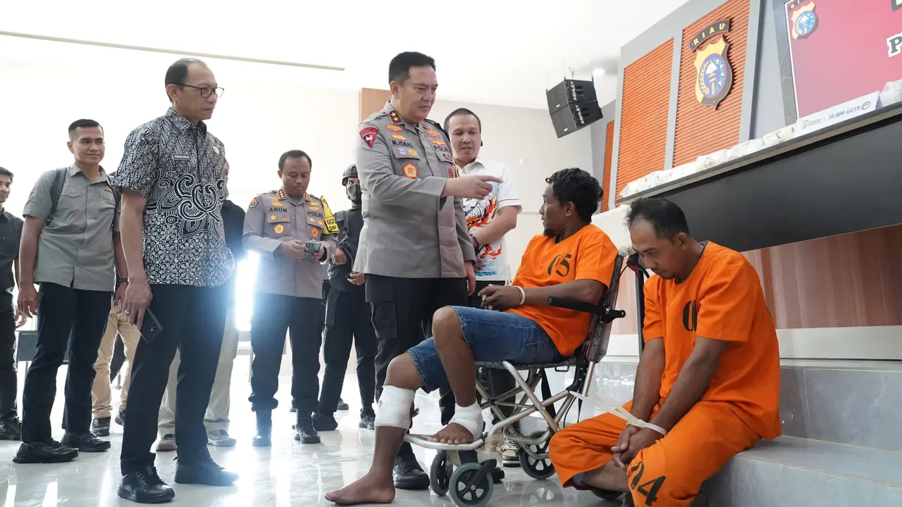 Kapolda Riau Irjen Mohammad Iqbal berbincang dengan 2 tersangka kurir sabu 30 kilogram.