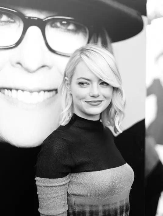 Pemeran La  La Land ini cukup beruntung lantaran pria-pria yang mejadi rekan kerjanya rela untuk memotong gajinya dan diberikan kepada Emma. Dan kabarnya, ini menjadi salah satu hal yang dibutuhkan Emma. (AFP/Bintang.com)