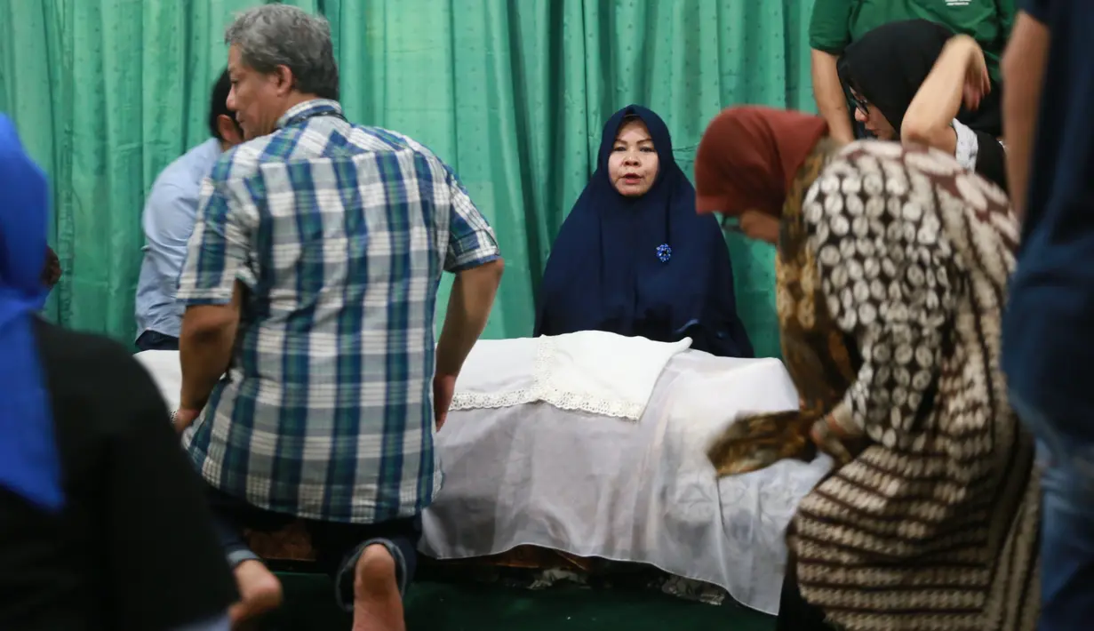 Jenazah Nyi Rd Hj. Djoehanah Kosim dimakamkan di pemakaman keluarga, di Kebon Pedes, Bogor, Jawa Barat pada Senin (24/10/2016). Berdampingan dengan sang suami yang lebih dulu dipanggil Sang Pencipta. (Adrian Putra/Bintang.com)