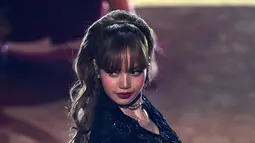 Saat beraksi di atas panggung, ekspresi wajah Lisa begitu fokus dan penuh percaya diri membawakan lagu "Live and Let Die". Tatapan matanya yang tajam dan mimik wajahnya yang ekspresif menunjukkan profesionalitas dan dedikasi Lisa sebagai seorang penyanyi. (Liputan6.com/IG/@billboard)