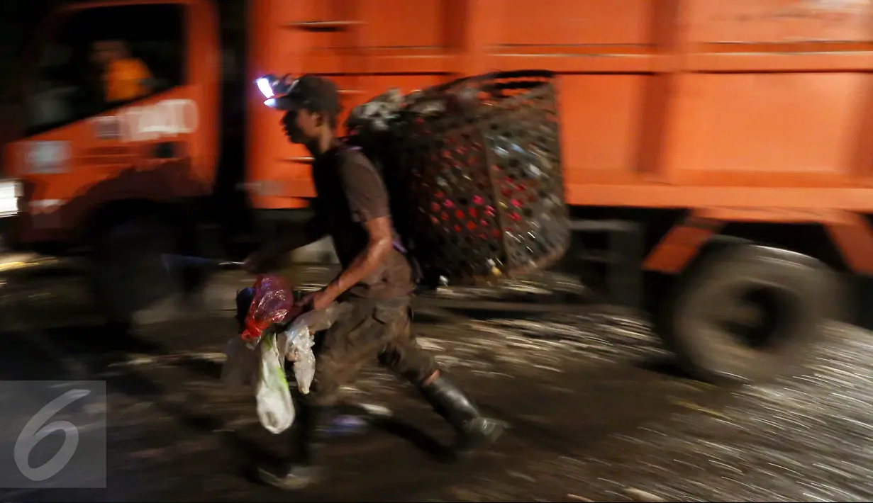 Berbekal karung plastik yang telah dimodifikasi untuk dapat menampung sampah lebih banyak, para pemulung berjuang di antara tumpukan sampah. Tak lupa perlengkapan lainnya seperti kail dan sepatu butut setia melindungi kaki. (Liputan6.com/Johan Tallo) 