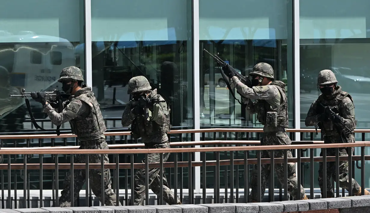 Tentara Korea Selatan ikut serta dalam latihan anti-teror di Pusat Seni Bucheon di Bucheon, sebelah barat Seoul (23/8/2022). Latihan anti-teror ini di sela-sela latihan militer gabungan Korea Selatan-AS yang disebut Ulchi Freedom Shield. (AFP/Jung Yeon-je)