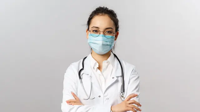 memakai masker kesehatan