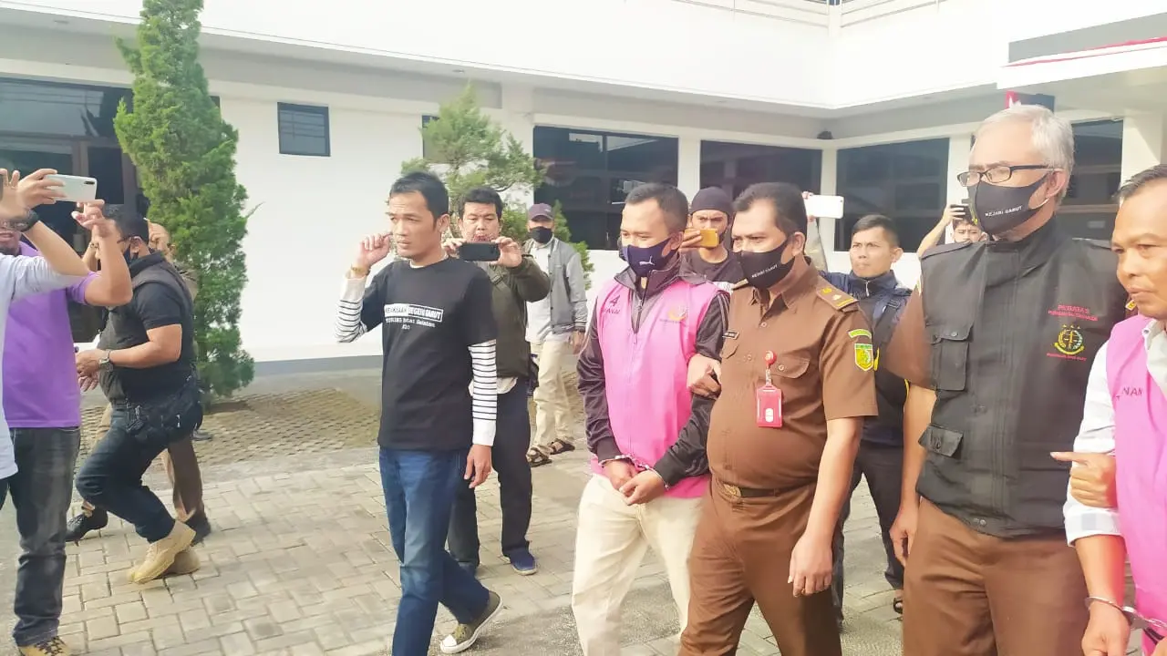 DS (Diborgol), bekas Kepala Desa Mekarsari, Kecamatan Cibalong, Garut, Jawa Barat, akhirnya ditahan pihak Kejaksaan Negeri Garut, dalam kasus penyelewengan raskin hingga Rp 1,7 miliar.