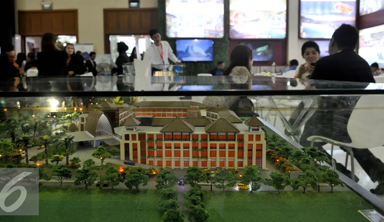 Penjaga stan saat pameran Real Estate Indonesia Expo 2015, di Jakarta Convention Center (JCC), Senayan, Jakarta, Sabtu (14/11/2015). Pameran yang ke 27 ini akan berlangsung hingga 22 November 2015 mendatang. (Liputan6.com/Johan Tallo)