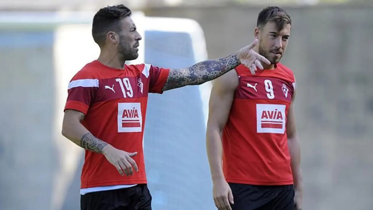 Dua pemain Eibar, Sergi Enrich dan Antonio Luna 