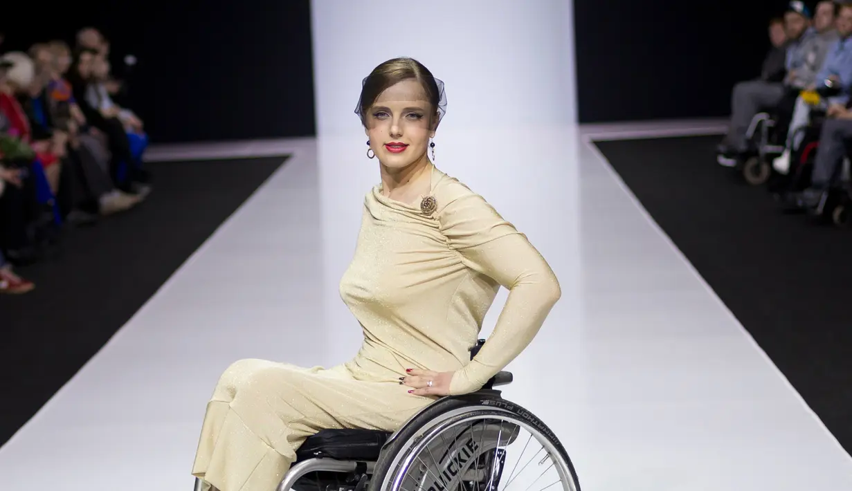 Model berpose di atas kursi roda memperagakan busana desainer Rusia, Tatyana Malchikova selama Moskow Fashion Week di Moskow, Kamis (23/3). Meski dengan kursi roda namun hal itu tidak menutupi kesempurnaan busana yang dipakai. (AP Photo/Ivan Sekretarev)