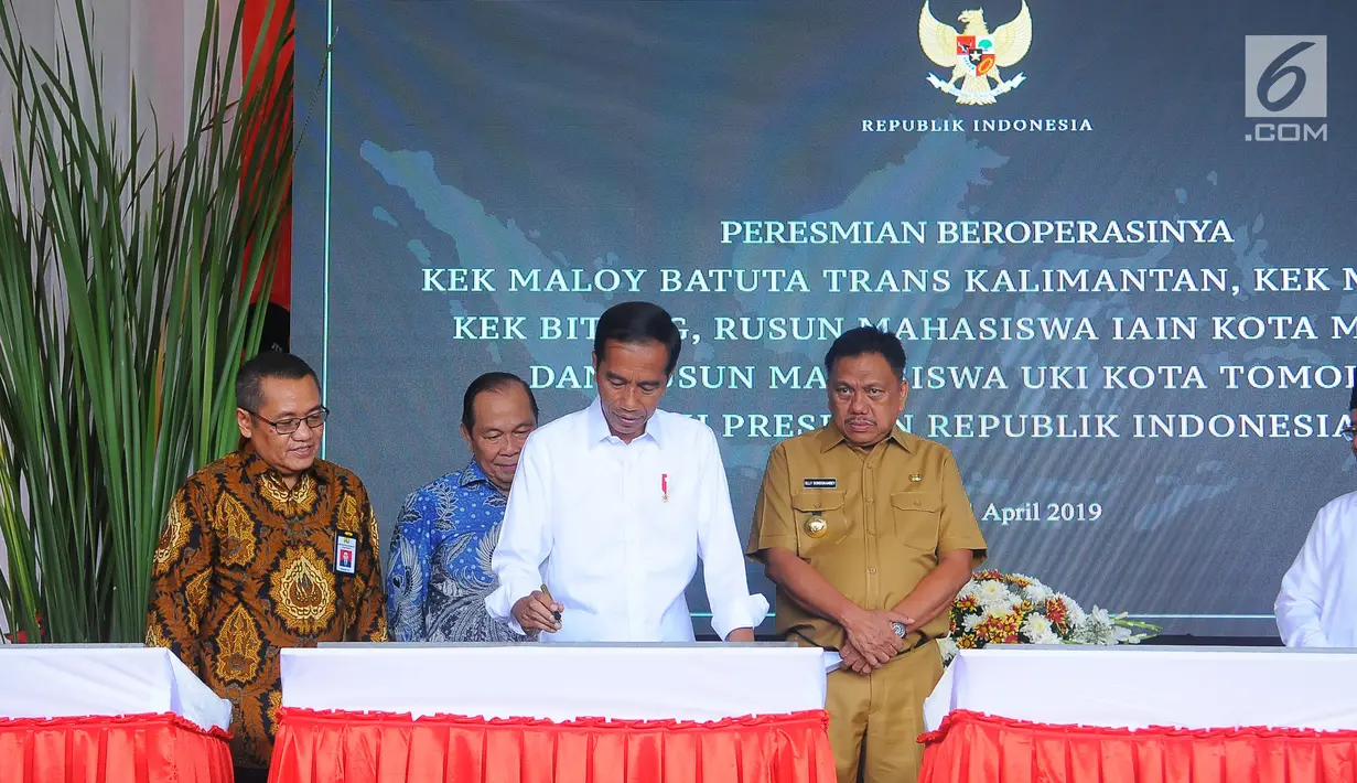 Presiden Joko Widodo (Jokowi) meresmikan proyek kawasan ekonomi khusus (KEK) di Bandara Samratulangi Manado, Sulawesi Utara, Senin (1/4). Jokowi meresmikan beroperasinya KEK Maloy Batuta Trans Kalimantan, KEK Morotai, KEK Bitung. (Liputan6.com/Angga Yunia