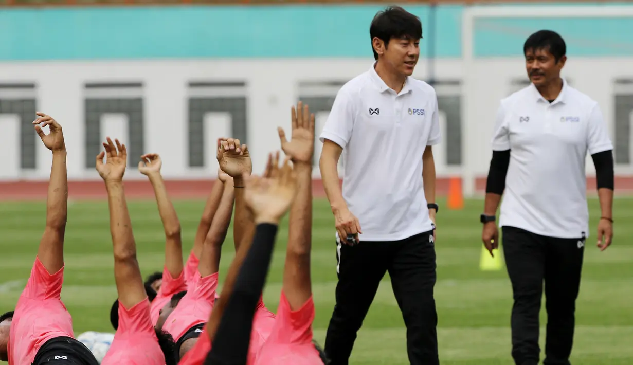 Manajer pelatih Timnas Indonesia, Shin Tae-yong didampingi Indra Sjafri, saat latihan Timnas U-19 di Stadion Wibawa Mukti, Senin (13/1/2020). Pria asal Korsel ini menjadi supervisi untuk Timnas Indonesia senior, U-22, U-20, dan U-16. (Bola.com/M Iqbal Ichsan)