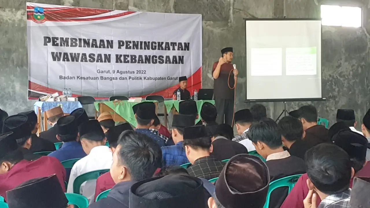 Ratusan pelajar Madrasah Aliyah (MA) plus santri Pondok Pesantren Nurul Huda, Cisurupan, Garut, Jawa Barat, mendapatkan pendidikan kebangsaan dari pihak pesantren. (Liputan6.com/Jayadi Supriadin)