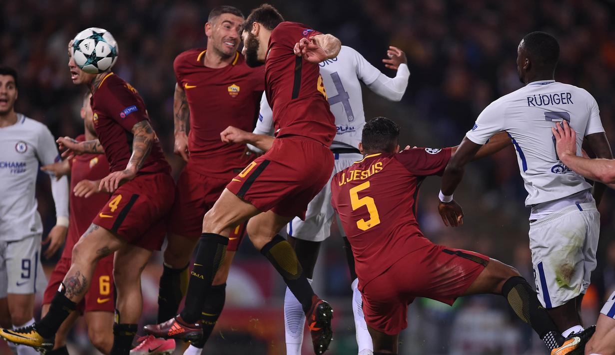Gelandang AS Roma, Radja Nainggolan, menyundul bola saat melawan Chelsea pada laga Liga Champions di Stadion Olimpico, Roma, Selasa (31/10/2017). Roma menang 3-0 atas Chelsea. (AFP/Filippo Monteforte)