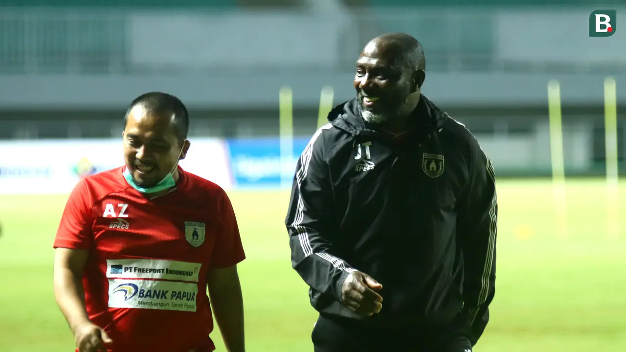 Foto: Pemain Persipura dan Persita Jajal Rumput Stadion Pakansari Sebelum Pertandingan BRI Liga 1