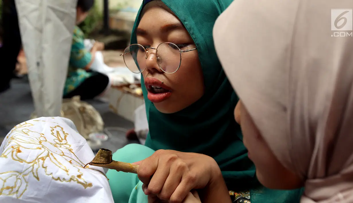 Sejumlah penyandang disabilitas terlihat serius saat belajar membatik di Rumah Batik, Palbatu, Jakarta, Senin (2/10). Kegiatan tersebut dalam rangka memperingati hari Batik Nasional. (Liputan6.com/JohanTallo)