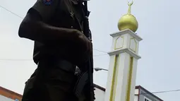 Seorang polisi bersenjata meningkatkan pengamanan sebuah masjid menjelang Salat Jumat di ibukota Sri Lanka, Kolombo, Jumat (9/3). Penjagaan dilakukan menyusul kekerasan anti-Muslim yang dikhawatirkan menyebar ke seluruh negeri. (ISHARA S.  KODIKARA/AFP)