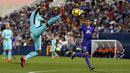 Gelandang Barcelona, Paulinho, berusaha mengontrol bola saat melawan Leganes pada laga La Liga Spanyol di Stadion Butarque, Leganes, Sabtu (18/11/2017). Leganes kalah 0-3 dari Barcelona. (AP/Francisco Seco)