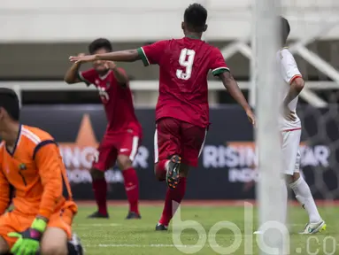 Para Pemain Timnas Indonesia U-22  merayakan gol ke gawang Myanmar pada laga uji coba di Stadion Pakansari, Selasa (21/3/2017). Indonesia sementara bermain imbang 1-1. (Bola.com/Vitalis Yogi Trisna)