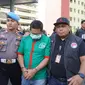 Aktor lawas Ibra Azhari kembali harus berurusan dengan polisi. Kali ini, Ibra bersama teman wanitanya yang seorang aktris wanita era 90an berinisial NN, ditangkap di apartemen kawasan Tangerang Selatan, Rabu (3/1/2024). (Merdeka.com/Bachtiarudin Alam)